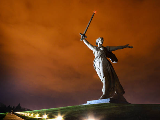 Какие новые визуальные решения предложит нейросеть Kandinsky от Сбера для патриотического представления?