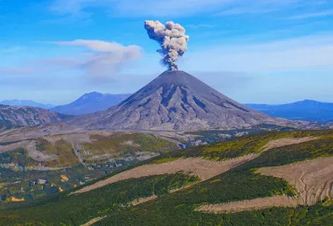 Какой вулкан проснулся на Камчатке?