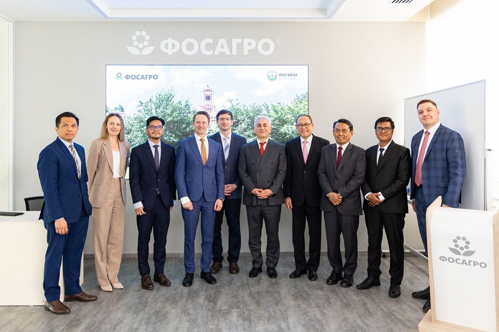 Какие международные гуманитарные проекты осуществляет «ФосАгро» в области аграрного образования и экологии?