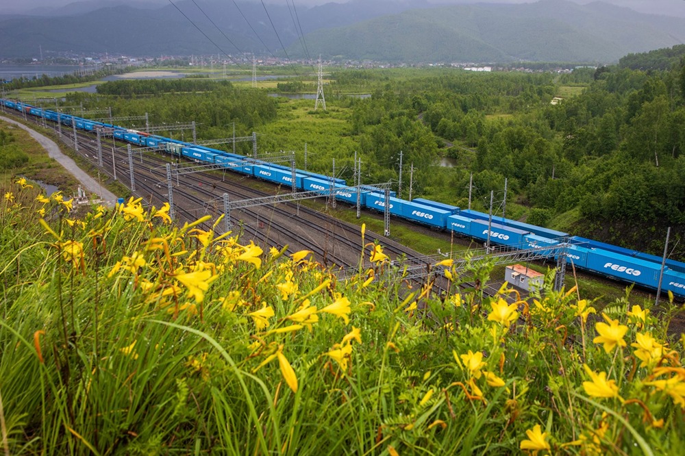 Каковы были основные результаты работы транспортной группы FESCO в апреле 2025 года?