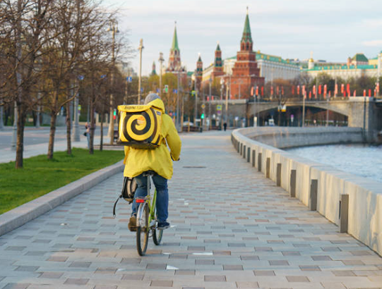 Как нейросети помогают курьерам в «Яндекс Про» рассчитывать время доставки?