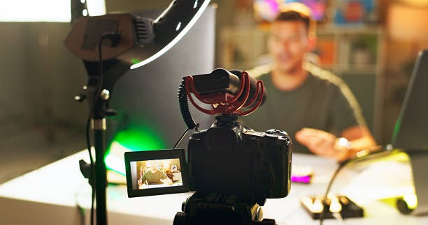 Почему блогеры в 2025 году всё чаще обучаются вирусному контенту и маркетингу?