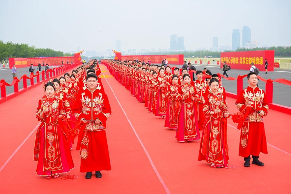 Как прошла уникальная церемония бракосочетания 302 пар в Китае?