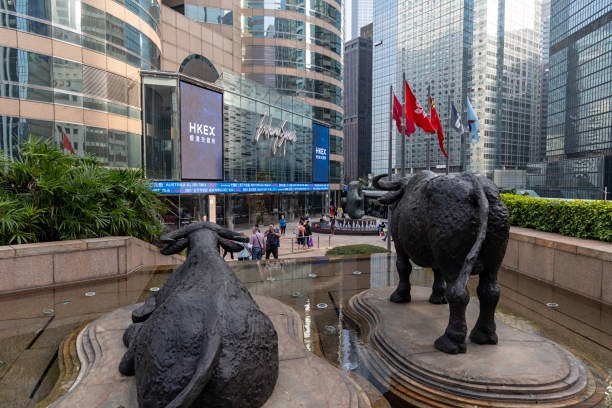 Hang Seng закрывается снижением из-за слабых данных и опасений по торговым переговорам