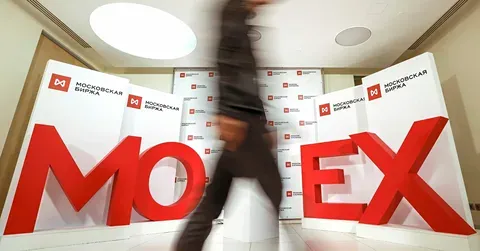 Фондовый рынок России начал день с подъёма после новостей о переговорах