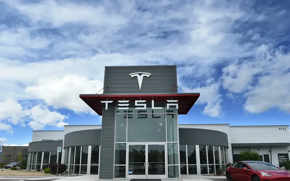 Рост акций Tesla после ухода Илона Маска из администрации Трампа: перспективы дебюта роботакси и влияние на инвесторов
