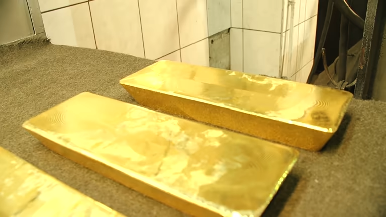 Золотые резервы центробанков растут несмотря на замедление закупок