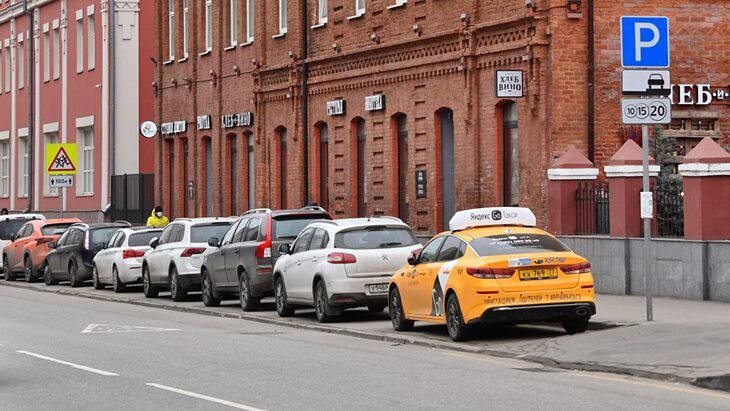 Госдума рассматривает инициативу о бесплатной парковке по субботам летом в Москве
