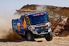 Первый гоночный КамАЗ с «Дакара» продан за 100 миллионов рублей