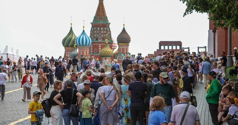 Мавзолей Ленина закрывается на ремонт до 2027 года: на Красной площади — огромная очередь