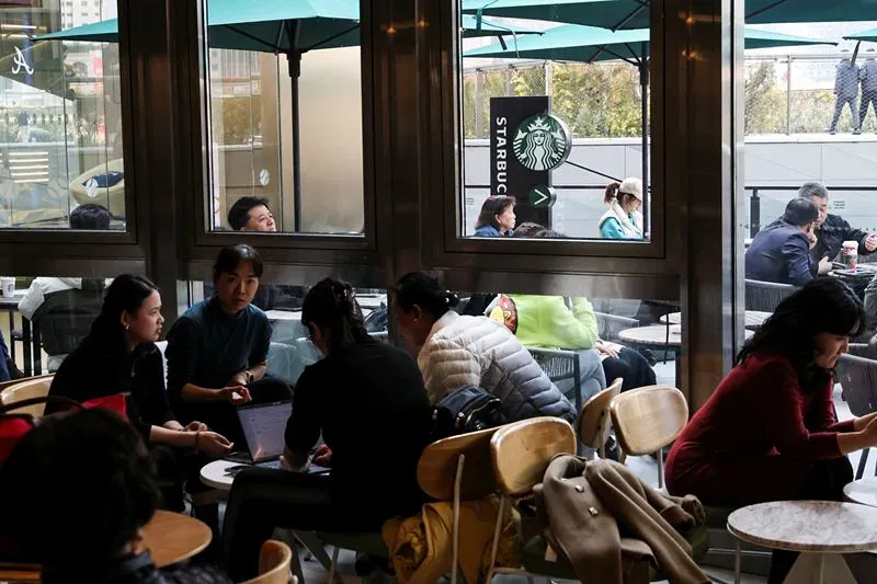 Starbucks China снижает цены на охлажденные напитки на 5 юаней