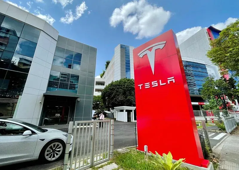 Акции Tesla упали на 14% после конфликта между Трампом и Маском — рыночная потеря $150 млрд, влияние на будущее электромобилей и роботакси