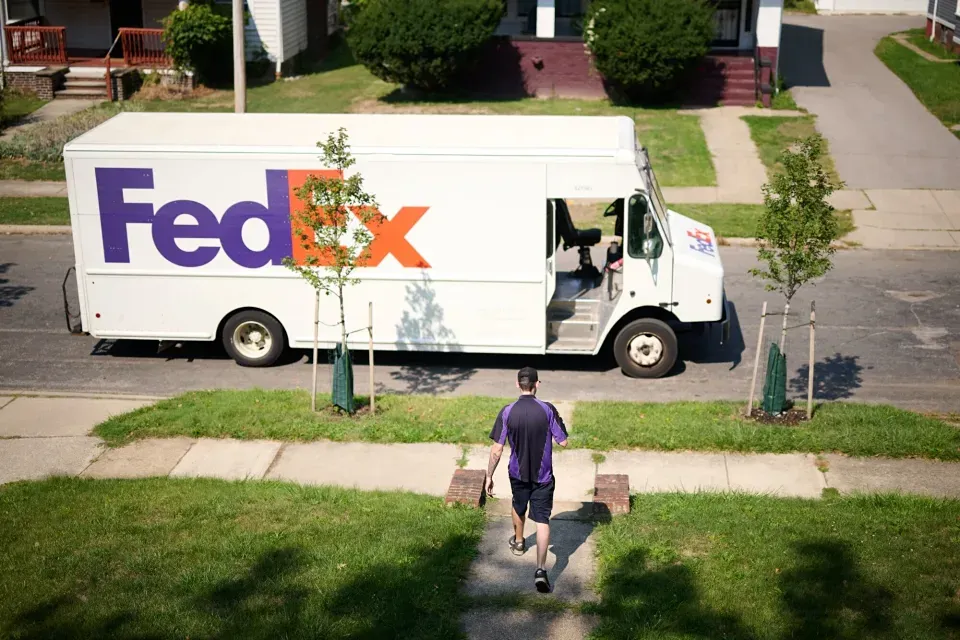 FedEx падает из-за квартальной прибыли и более мягкого прогноза на 2025 год