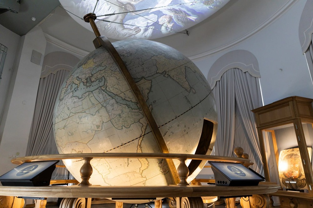 Компания «Газпром» помогла открыть верхние уровни Башни знаний в Кунсткамере после перестановки экспонатов