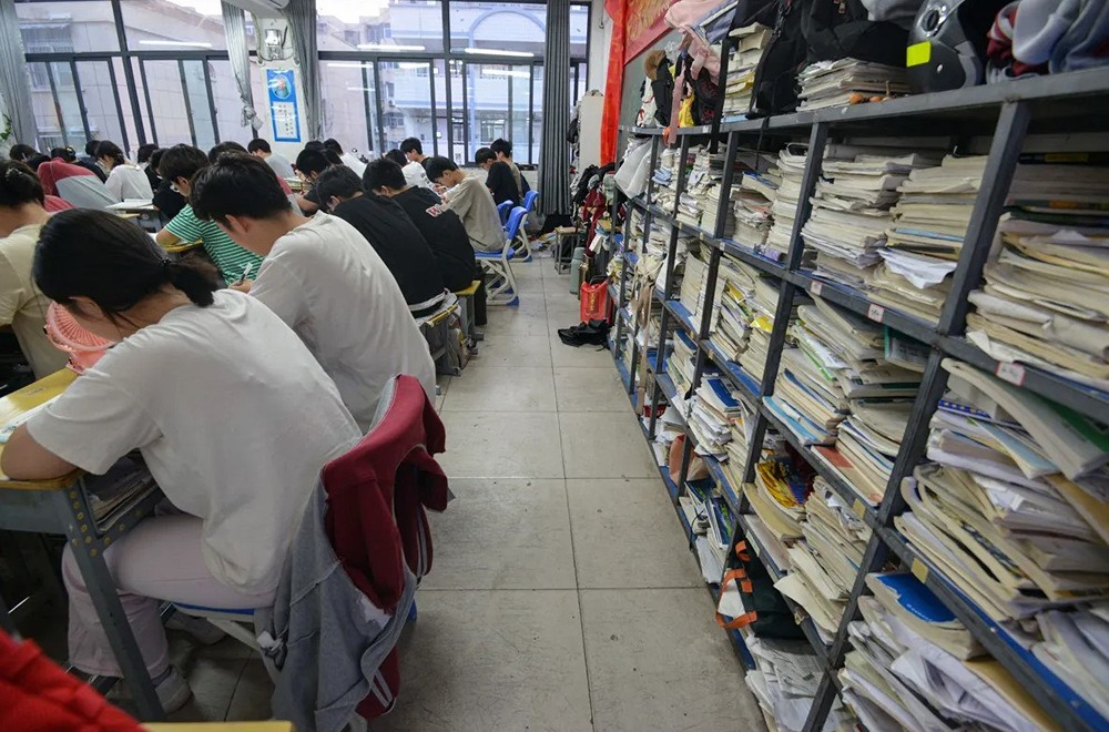 Alibaba и Tencent отключили ИИ-инструменты во время экзаменов в Китае — что это значит для студентов?