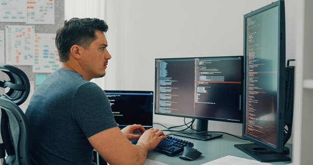 Доходы специалистов в сфере информационных технологий в России достигли 300 тысяч рублей и более