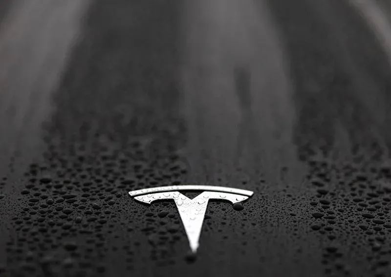 Tesla назначила Генри Куанга директором по ИИ для развития роботакси в США