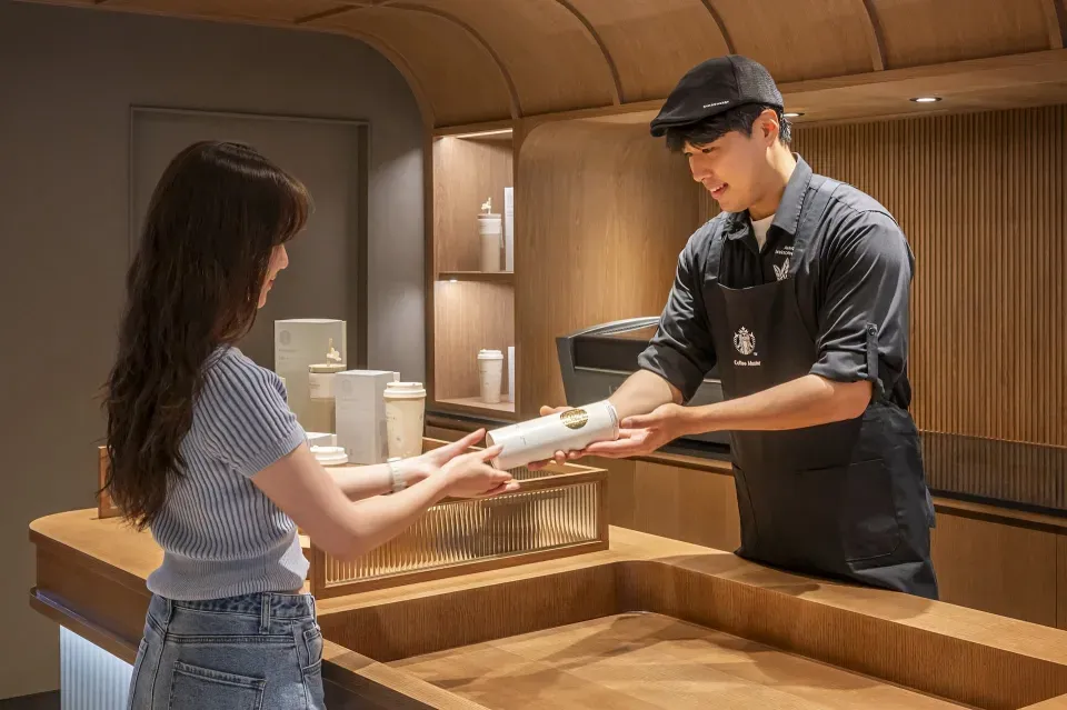 Starbucks Korea вновь открывает отремонтированный магазин в Эдэ