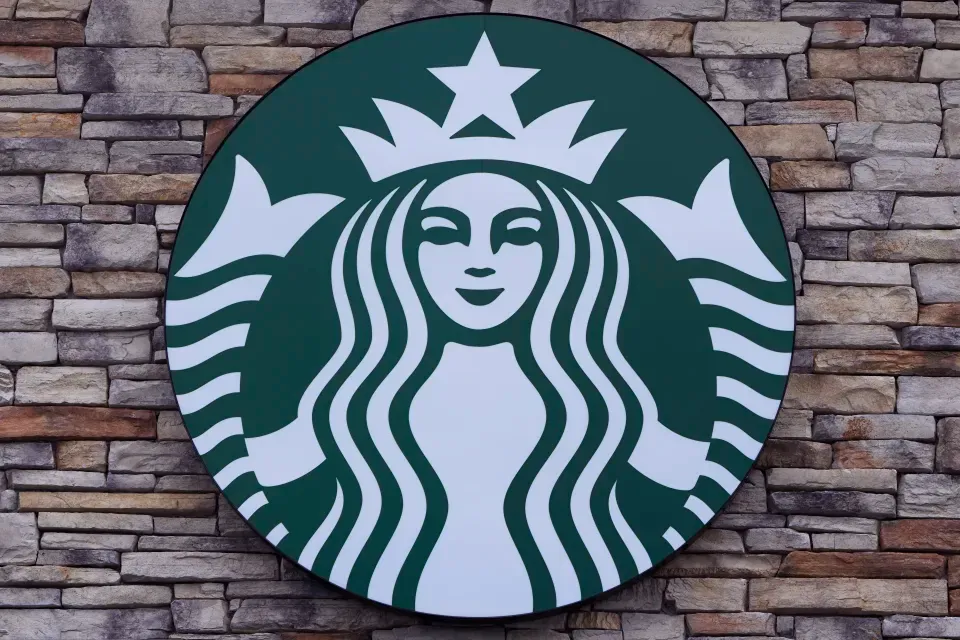 Starbucks добился редкой продажи, в то время как митинг по поводу перестановок в руководстве «переборщил»