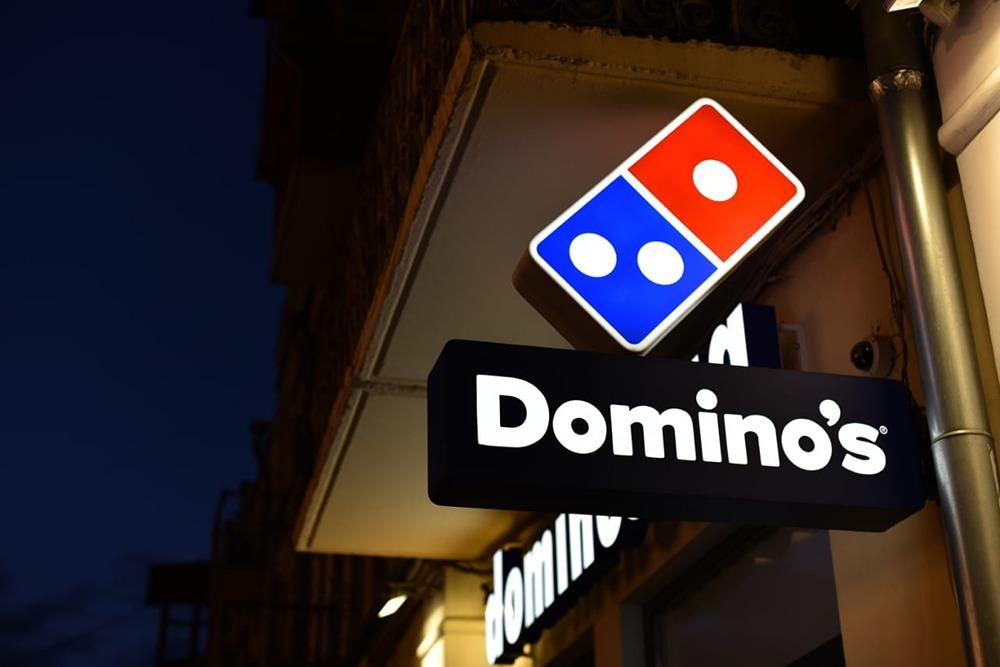 Акции Domino's Pizza упали на 16% после отставки CEO Марка ван Дайка — что происходит?
