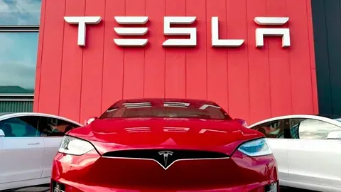 Рейтинг Tesla понизил аналитик William Blair Group: что означает для инвесторов
