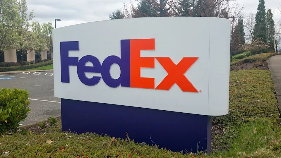 FedEx планирует сократить более 480 сотрудников и закрыть два объекта к осени 2025 года