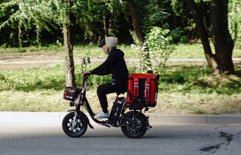 Летний труд подростков в России: сколько зарабатывают сборщики и курьеры в 2025 году