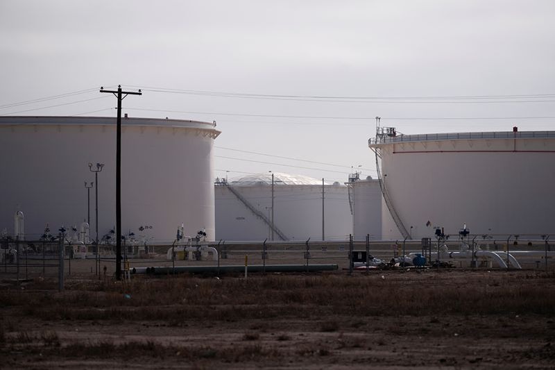 Цены на нефть стабилизировались чуть ниже $69 за баррель