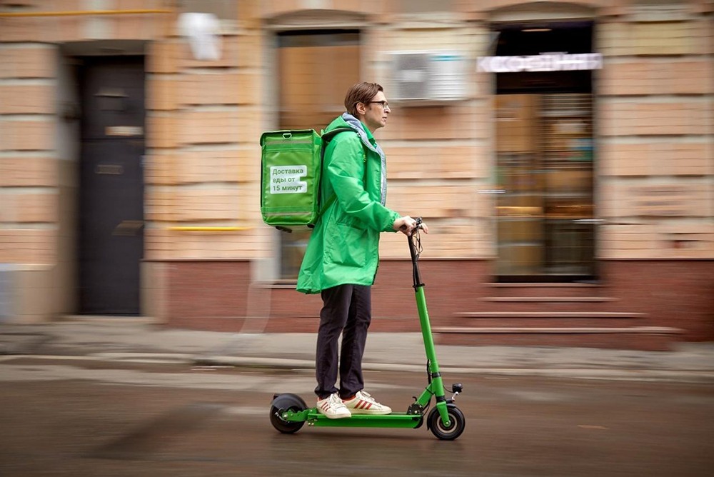 Курьерам могут запретить использовать электросамокаты и велосипеды: новые инициативы в России 2025 года