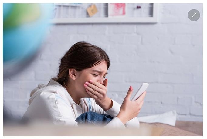 Как распознать мошенников: МВД раскрыли опасные фразы, которые используют в общении с детьми