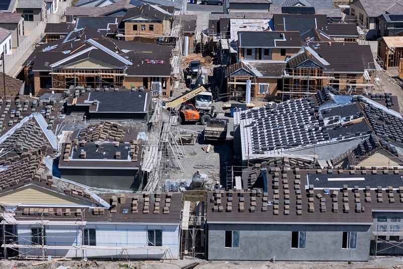 Как высокие тарифы и процентные ставки влияют строительство домов в США