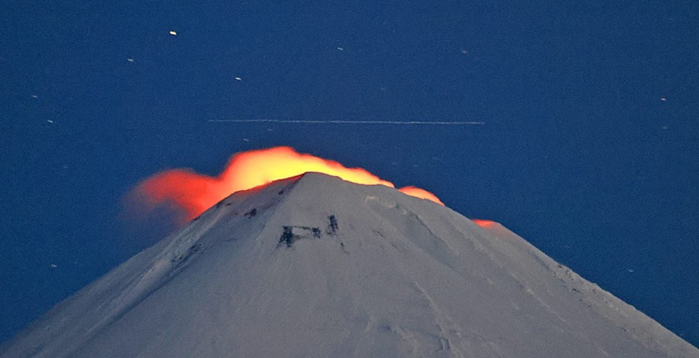 На Камчатке над кратером вулкана Ключевской заметили облако, подсвеченное лавой