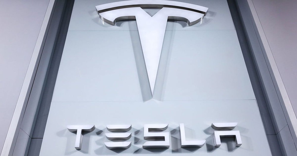 Tesla под ударом: судебные и регуляторные проблемы из-за автопилота и безопасности