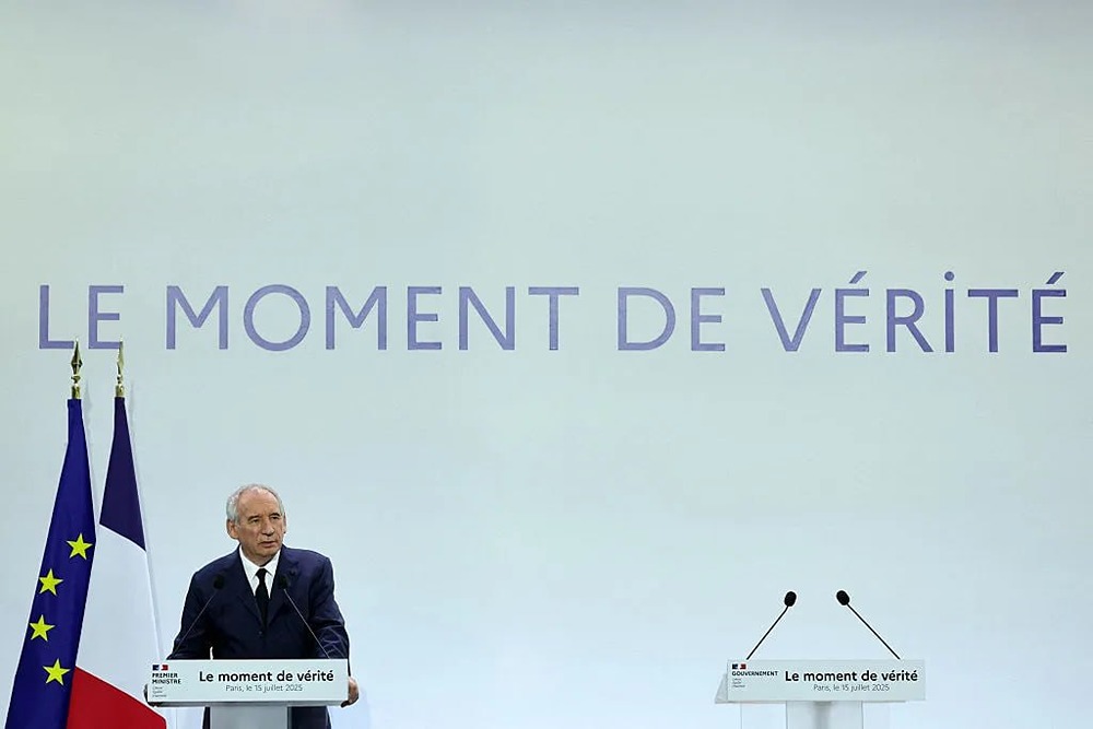 Экономика Франции в кризисе: снижение праздников и рост госдолга — что ждёт страну в 2025 году