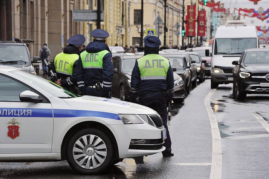 ГИБДД: самые популярные у инспекторов машины — тонированные стекла, старые внедорожники и такси