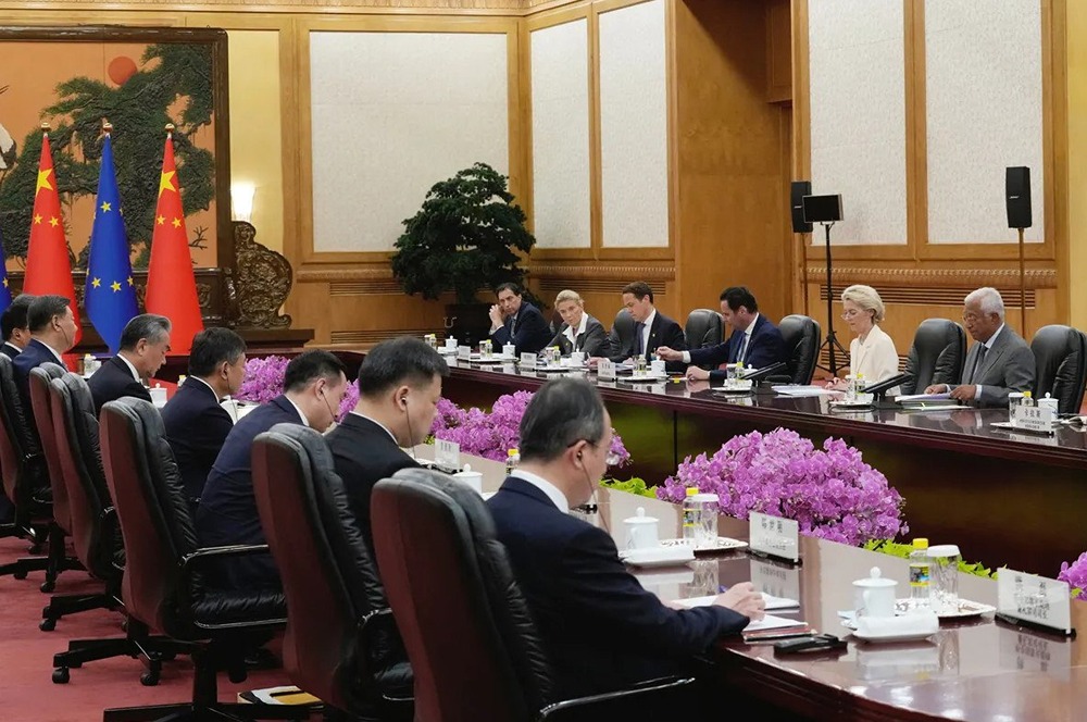 Фон дер Ляйен подчеркнула Си Цзиньпину, что отношения между Евросоюзом и Китаем достигли «переломного момента»