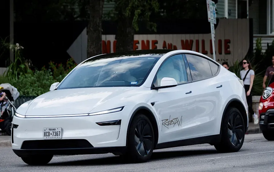 Tesla тестирует беспилотное вождение в Великобритании: запуск FSD и планы на будущее