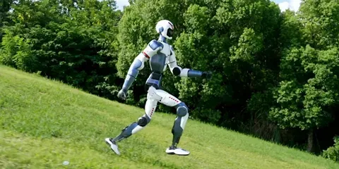 В Китае представили Unitree R1 — робота-человека