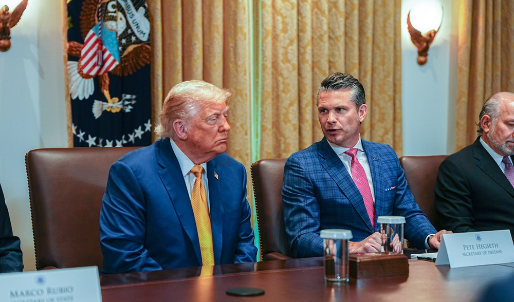 Белый дом подтвердил доверие Питу Хегсету несмотря на утечки секретных данных