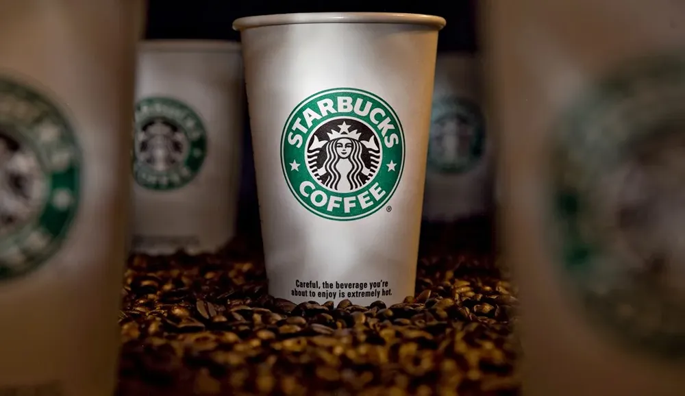 Акции Starbucks: рост на 5% после успешных квартальных продаж и стратегии «Назад в Starbucks»