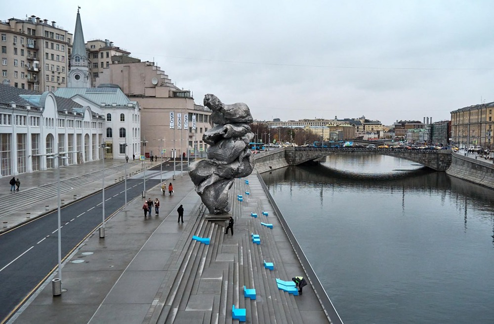 Смена арт-объекта на Болотной набережной: что заменит скульптуру Урса Фишера