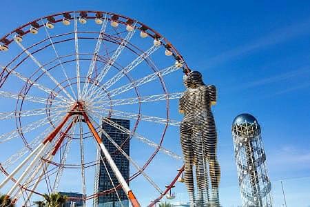 Статуя Али и Нино в Батуми, расположенная на набережной Черного моря