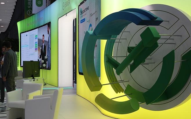 Аналитики «Сбера»: курс доллара к рублю до ₽90, ставка 16% — прогноз на 2025