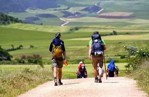 Каждый год тысячи людей отправляются в пеший поход по легендарному Camino de Santiago