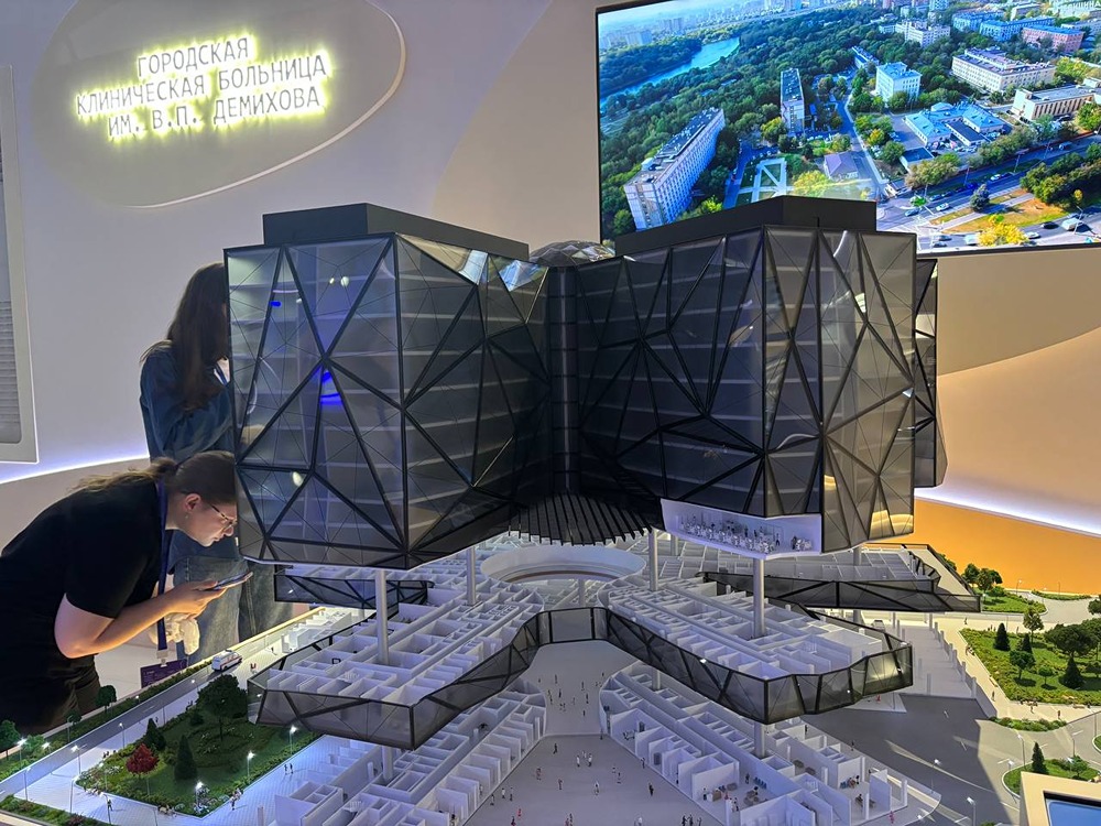Москва 2030: макеты новых больниц и школ будущего на выставке в Гостином дворе