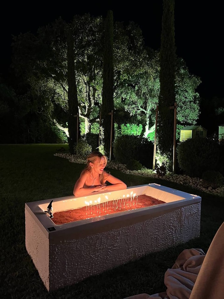 Какие необычные подарки Павел Дуров сделал Юлии Вавиловой на день рождения?