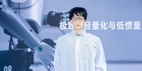 Гуманоидный робот Xueba поступил в аспирантуру в университет
