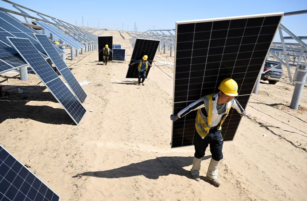 Китайские лидеры в области солнечной энергетики в прошлом году незаметно сократили треть своего персонала