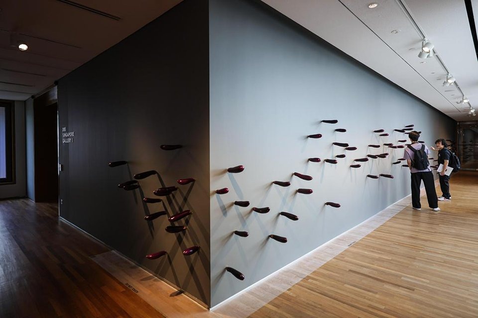 Посетители галереи унесли по частям натюрморт из баклажанов.