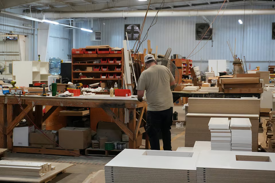 Как тарифы Трампа влияют на падение производства в США?